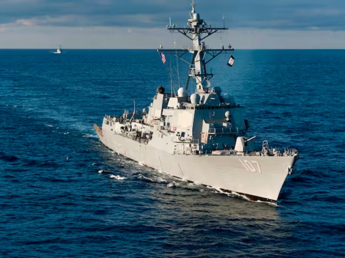 US Navy Destroyer Shoots a Houthi-Claimed Missile in the Red Sea