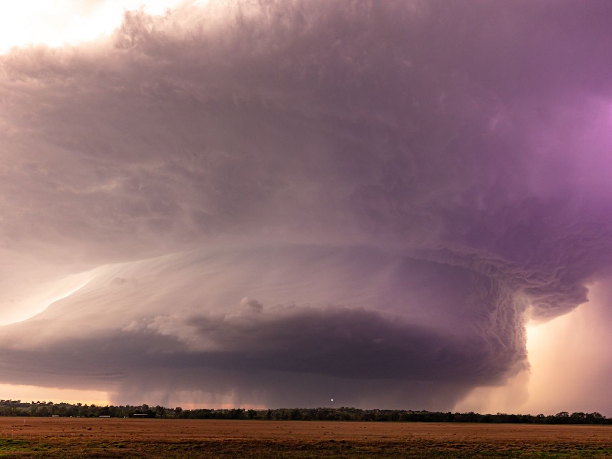 Central Oklahoma on Alert as Tornado Sirens Wail Amid Approaching Supercell